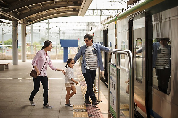 포토 JPG 주간 전신 여자 남자 딸 행복 어린이 여행 가족 엄마 소녀 성인 야외 앞모습 옆모습 캐주얼 세명 30대 걷기 손잡기 화목 한국인 가족라이프 아빠 승차 플랫폼 즐거움 기차역 춘천 기차여행 국내포토 자연요소 라이프스타일 옷 감정 뷰포인트 컨셉 관계 교통시설 모션 사람 동양인 장년 역 강원도 파일형식