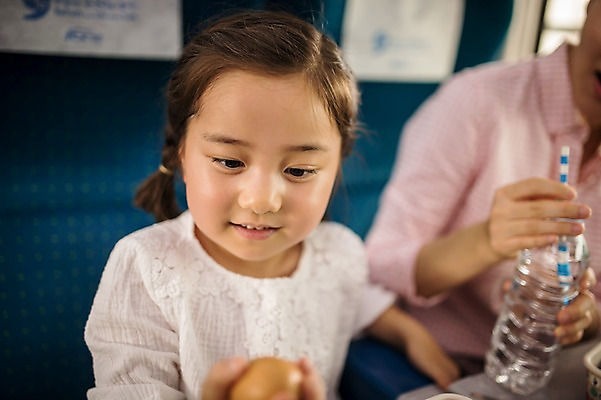 포토 JPG 여자 딸 어린이 여행 모녀 엄마 실내 들기 앉기 상반신 성인 두명 앞모습 캐주얼 30대 계란 기차 한국인 가족라이프 춘천 기차여행 여자만 국내포토 라이프스타일 옷 육상교통 뷰포인트 가족 모션 대중교통 사람 동양인 내부 장년 알 강원도 파일형식