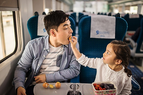 포토 JPG 여자 남자 딸 어린이 여행 방울토마토 포도 실내 앉기 상반신 성인 두명 앞모습 캐주얼 30대 계란 기차 한국인 가족라이프 아빠 먹여주기 춘천 기차여행 부녀 국내포토 라이프스타일 옷 육상교통 뷰포인트 토마토 과일 가족 모션 대중교통 사람 동양인 내부 장년 알 먹기 강원도 파일형식