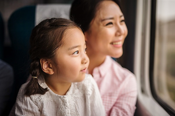 포토 JPG 주간 응시 여자 딸 어린이 여행 모녀 엄마 실내 미소 앉기 상반신 성인 두명 앞모습 캐주얼 30대 화목 기차 한국인 가족라이프 춘천 기차여행 여자만 국내포토 자연요소 라이프스타일 시선 옷 육상교통 뷰포인트 컨셉 가족 모션 대중교통 표정 사람 동양인 내부 장년 강원도 파일형식