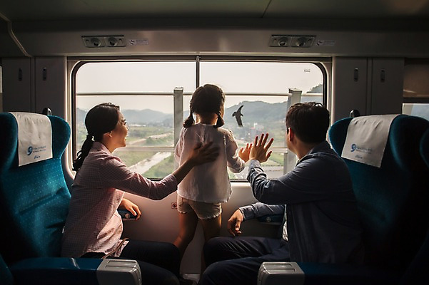 포토 JPG 주간 응시 여자 남자 딸 행복 어린이 여행 가족 엄마 실내 서기 미소 앉기 소녀 상반신 성인 옆모습 뒷모습 캐주얼 세명 30대 화목 기차 한국인 가족라이프 아빠 즐거움 춘천 기차여행 국내포토 자연요소 라이프스타일 시선 옷 감정 육상교통 뷰포인트 컨셉 관계 모션 대중교통 표정 사람 동양인 내부 장년 강원도 파일형식