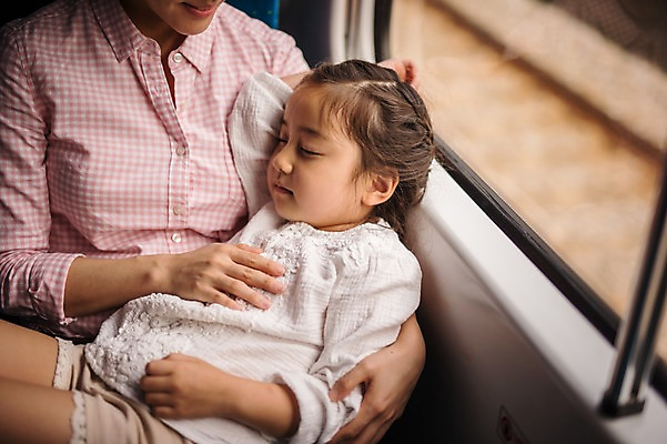 포토 JPG 주간 여자 딸 어린이 여행 안기 모녀 엄마 실내 앉기 상반신 성인 두명 앞모습 옆모습 캐주얼 30대 눈감음 다정 기차 한국인 잠 가족라이프 춘천 기차여행 여자만 국내포토 자연요소 라이프스타일 옷 육상교통 뷰포인트 컨셉 가족 모션 대중교통 사람 동양인 내부 장년 강원도 파일형식