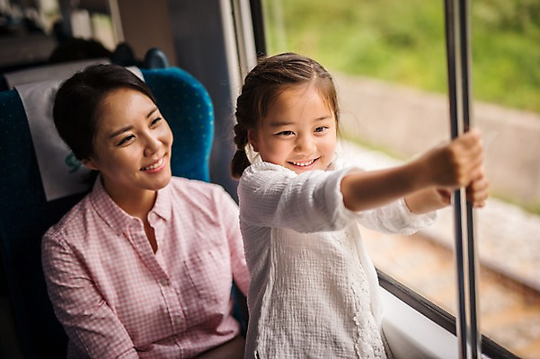 포토 JPG 주간 여자 딸 행복 어린이 여행 장난 모녀 엄마 실내 미소 앉기 상반신 성인 두명 앞모습 캐주얼 30대 화목 기차 한국인 잡기 가족라이프 즐거움 춘천 기차여행 여자만 국내포토 자연요소 라이프스타일 옷 감정 육상교통 뷰포인트 컨셉 가족 모션 대중교통 표정 사람 동양인 내부 장년 강원도 파일형식