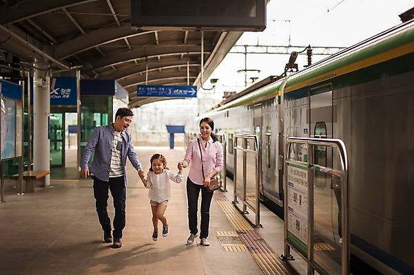 포토 JPG 주간 전신 여자 남자 딸 행복 어린이 여행 가족 엄마 미소 소녀 성인 야외 앞모습 캐주얼 세명 30대 걷기 손잡기 화목 한국인 가족라이프 아빠 플랫폼 즐거움 기차역 춘천 기차여행 국내포토 자연요소 라이프스타일 옷 감정 뷰포인트 컨셉 관계 교통시설 모션 표정 사람 동양인 장년 역 강원도 파일형식