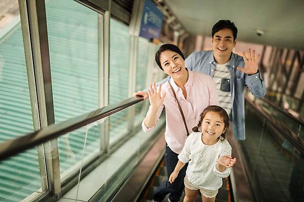포토 JPG 주간 여자 남자 딸 행복 어린이 여행 가족 엄마 실내 서기 미소 소녀 상반신 성인 앞모습 캐주얼 세명 30대 화목 한국인 가족라이프 아빠 승차 즐거움 오르기 손인사 에스컬레이터 기차역 춘천 기차여행 국내포토 자연요소 라이프스타일 옷 감정 뷰포인트 컨셉 관계 모션 표정 사람 동양인 내부 장년 인사 역 강원도 파일형식