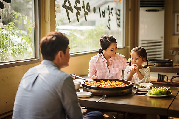 포토 JPG 주간 여자 남자 딸 행복 어린이 여행 가족 엄마 실내 미소 앉기 소녀 상반신 성인 앞모습 뒷모습 세명 30대 식당 식사 화목 한국인 가족라이프 아빠 춘천 닭갈비 춘천닭갈비 국내포토 자연요소 라이프스타일 감정 뷰포인트 컨셉 관계 모션 표정 사람 동양인 내부 장년 상점 닭고기 강원도 닭고기요리 파일형식
