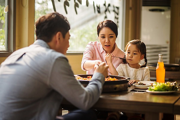 포토 JPG 주간 여자 남자 딸 행복 어린이 여행 가족 엄마 실내 앉기 소녀 상반신 성인 앞모습 뒷모습 세명 30대 식당 식사 화목 한국인 가족라이프 아빠 춘천 닭갈비 춘천닭갈비 국내포토 자연요소 라이프스타일 감정 뷰포인트 컨셉 관계 모션 사람 동양인 내부 장년 상점 닭고기 강원도 닭고기요리 파일형식