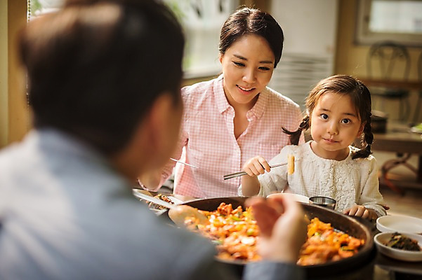 포토 JPG 여자 남자 딸 행복 어린이 여행 가족 엄마 실내 미소 앉기 소녀 상반신 성인 앞모습 뒷모습 세명 30대 식당 식사 화목 한국인 가족라이프 아빠 춘천 닭갈비 춘천닭갈비 국내포토 라이프스타일 감정 뷰포인트 컨셉 관계 모션 표정 사람 동양인 내부 장년 상점 닭고기 강원도 닭고기요리 파일형식
