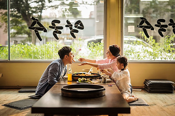 포토 JPG 주간 여자 남자 딸 행복 어린이 여행 가족 엄마 실내 미소 앉기 소녀 상반신 성인 옆모습 세명 30대 식당 식사 화목 한국인 가족라이프 아빠 먹여주기 춘천 닭갈비 춘천닭갈비 국내포토 자연요소 라이프스타일 감정 뷰포인트 컨셉 관계 모션 표정 사람 동양인 내부 장년 상점 닭고기 먹기 강원도 닭고기요리 파일형식