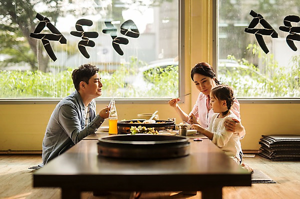 포토 JPG 주간 여자 남자 딸 행복 어린이 여행 가족 엄마 실내 미소 앉기 소녀 상반신 성인 옆모습 세명 30대 식당 식사 화목 한국인 가족라이프 아빠 춘천 닭갈비 춘천닭갈비 국내포토 자연요소 라이프스타일 감정 뷰포인트 컨셉 관계 모션 표정 사람 동양인 내부 장년 상점 닭고기 강원도 닭고기요리 파일형식