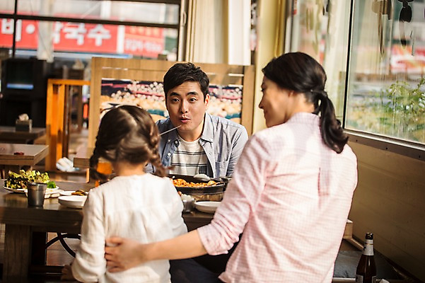 포토 JPG 주간 응시 여자 남자 딸 행복 어린이 여행 가족 엄마 실내 앉기 소녀 상반신 성인 앞모습 뒷모습 세명 30대 식당 식사 화목 한국인 가족라이프 아빠 춘천 닭갈비 춘천닭갈비 국내포토 자연요소 라이프스타일 시선 감정 뷰포인트 컨셉 관계 모션 사람 동양인 내부 장년 상점 닭고기 강원도 닭고기요리 파일형식