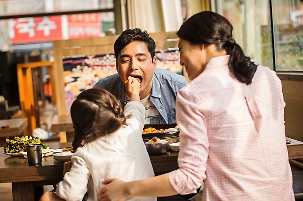 포토 JPG 주간 응시 여자 남자 딸 행복 어린이 여행 가족 엄마 실내 앉기 소녀 상반신 성인 앞모습 뒷모습 세명 30대 식당 식사 화목 한국인 가족라이프 아빠 먹여주기 춘천 닭갈비 춘천닭갈비 국내포토 자연요소 라이프스타일 시선 감정 뷰포인트 컨셉 관계 모션 사람 동양인 내부 장년 상점 닭고기 먹기 강원도 닭고기요리 파일형식