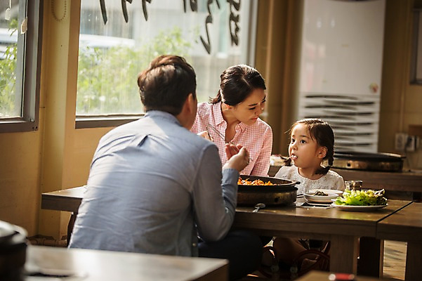포토 JPG 주간 응시 여자 남자 딸 행복 어린이 여행 가족 엄마 실내 앉기 소녀 상반신 성인 앞모습 뒷모습 세명 30대 식당 식사 화목 한국인 가족라이프 아빠 춘천 닭갈비 춘천닭갈비 국내포토 자연요소 라이프스타일 시선 감정 뷰포인트 컨셉 관계 모션 사람 동양인 내부 장년 상점 닭고기 강원도 닭고기요리 파일형식