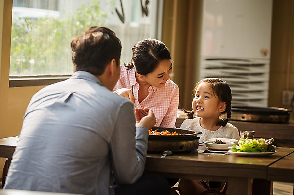 포토 JPG 주간 응시 여자 남자 딸 행복 어린이 여행 가족 엄마 실내 앉기 소녀 상반신 성인 앞모습 뒷모습 세명 30대 식당 식사 화목 한국인 가족라이프 아빠 춘천 닭갈비 춘천닭갈비 국내포토 자연요소 라이프스타일 시선 감정 뷰포인트 컨셉 관계 모션 사람 동양인 내부 장년 상점 닭고기 강원도 닭고기요리 파일형식