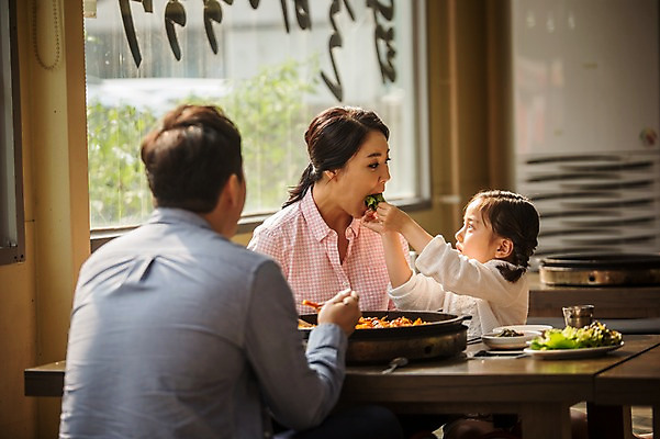포토 JPG 주간 여자 남자 딸 행복 어린이 여행 가족 엄마 실내 앉기 소녀 상반신 성인 앞모습 뒷모습 세명 30대 식당 식사 화목 한국인 가족라이프 아빠 먹여주기 춘천 닭갈비 춘천닭갈비 국내포토 자연요소 라이프스타일 감정 뷰포인트 컨셉 관계 모션 사람 동양인 내부 장년 상점 닭고기 먹기 강원도 닭고기요리 파일형식