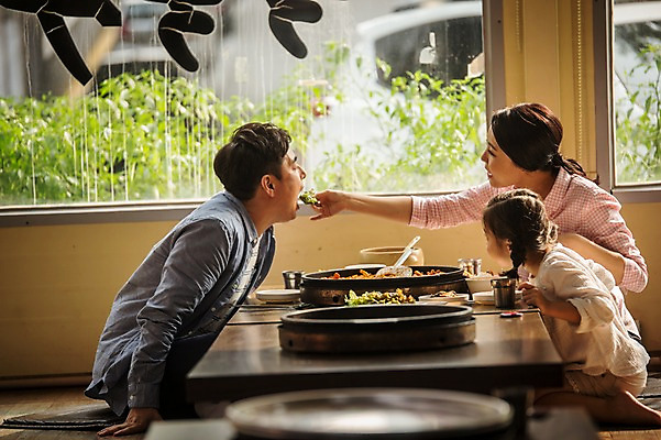 포토 JPG 주간 여자 남자 딸 행복 어린이 여행 가족 엄마 실내 앉기 소녀 상반신 성인 옆모습 세명 30대 식당 식사 화목 한국인 가족라이프 아빠 먹여주기 춘천 닭갈비 춘천닭갈비 국내포토 자연요소 라이프스타일 감정 뷰포인트 컨셉 관계 모션 사람 동양인 내부 장년 상점 닭고기 먹기 강원도 닭고기요리 파일형식