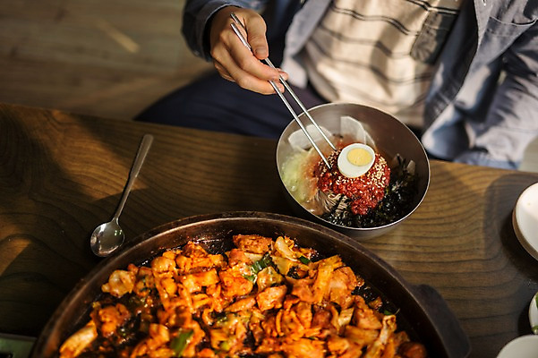 포토 JPG 남자 여행 젓가락 실내 한명 앉기 상반신 앞모습 식당 식사 한국인 냉면 춘천 닭갈비 춘천닭갈비 춘천막국수 제철음식 국내포토 1 한식 음식 뷰포인트 모션 여름음식 수저 사람 동양인 내부 상점 닭고기 강원도 닭고기요리 막국수 제철 파일형식