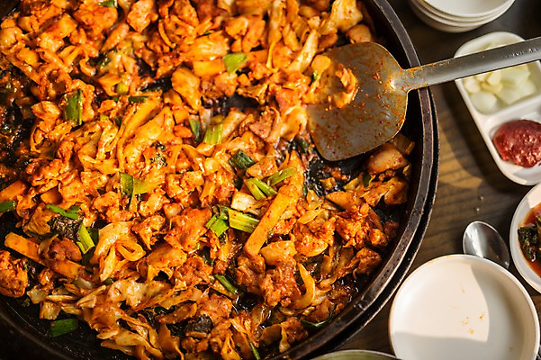 포토 JPG 여행 실내 사람없음 식당 식사 주걱 춘천 닭갈비 춘천닭갈비 국내포토 주방용품 내부 상점 닭고기 강원도 닭고기요리 파일형식