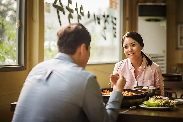 포토 JPG 주간 부부 여자 남자 여행 가족 실내 미소 앉기 상반신 성인 두명 앞모습 뒷모습 30대 식당 식사 한국인 가족라이프 춘천 닭갈비 춘천닭갈비 부부라이프 성인만 국내포토 자연요소 라이프스타일 커플 뷰포인트 관계 모션 표정 사람 동양인 내부 장년 상점 닭고기 강원도 닭고기요리 파일형식