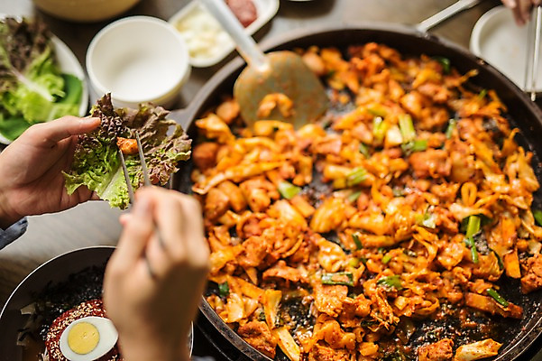 포토 JPG 남자 여행 젓가락 실내 한명 성인 신체부위 식당 식사 한국인 쌈 춘천 닭갈비 춘천닭갈비 성인남자한명만 혼족 국내포토 1 수저 사람 동양인 내부 상점 닭고기 강원도 닭고기요리 싱글라이프 남자한명만 성인남자만 파일형식