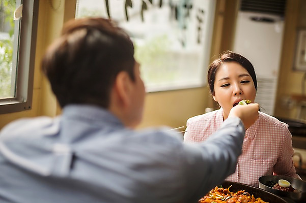 포토 JPG 주간 부부 여자 남자 여행 가족 실내 앉기 상반신 성인 두명 앞모습 뒷모습 30대 식당 식사 다정 한국인 가족라이프 먹여주기 춘천 닭갈비 춘천닭갈비 부부라이프 성인만 국내포토 자연요소 라이프스타일 커플 뷰포인트 컨셉 관계 모션 사람 동양인 내부 장년 상점 닭고기 먹기 강원도 닭고기요리 파일형식