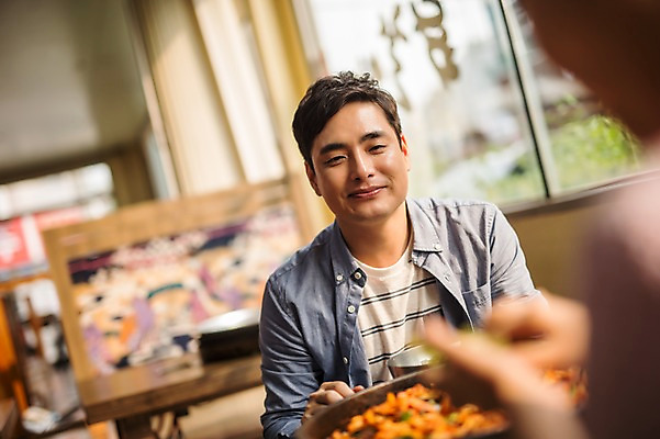 포토 JPG 주간 부부 여자 남자 여행 가족 실내 미소 앉기 상반신 성인 두명 앞모습 30대 식당 식사 한국인 가족라이프 춘천 닭갈비 춘천닭갈비 부부라이프 성인만 국내포토 자연요소 라이프스타일 커플 뷰포인트 관계 모션 표정 사람 동양인 내부 장년 상점 닭고기 강원도 닭고기요리 파일형식