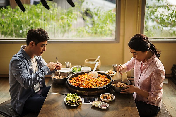포토 JPG 주간 부부 여자 남자 여행 가족 실내 앉기 상반신 성인 두명 옆모습 30대 식당 식사 한국인 가족라이프 춘천 닭갈비 춘천닭갈비 부부라이프 성인만 국내포토 자연요소 라이프스타일 커플 뷰포인트 관계 모션 사람 동양인 내부 장년 상점 닭고기 강원도 닭고기요리 파일형식