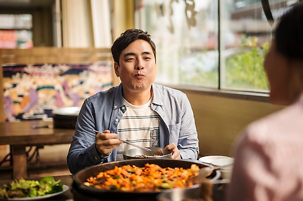 포토 JPG 주간 부부 여자 남자 여행 가족 실내 앉기 상반신 성인 두명 앞모습 30대 식당 식사 한국인 가족라이프 춘천 닭갈비 춘천닭갈비 부부라이프 성인만 국내포토 자연요소 라이프스타일 커플 뷰포인트 관계 모션 사람 동양인 내부 장년 상점 닭고기 강원도 닭고기요리 파일형식