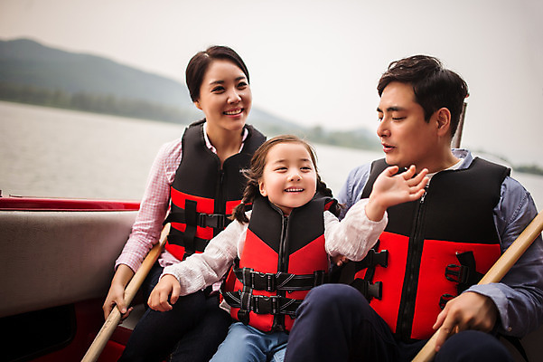 포토 JPG 주간 여자 남자 딸 어린이 여행 가족 엄마 미소 앉기 소녀 상반신 성인 야외 앞모습 세명 30대 강 화목 한국인 가족라이프 체험 보트 아빠 즐거움 구명조끼 춘천 보트타기 국내포토 자연요소 라이프스타일 감정 뷰포인트 컨셉 배_교통 관계 모션 표정 사람 동양인 장년 승차 강원도 구조용품 파일형식