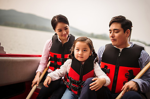 포토 JPG 주간 여자 남자 딸 어린이 여행 가족 엄마 미소 앉기 소녀 상반신 성인 야외 앞모습 세명 30대 강 화목 한국인 가족라이프 체험 보트 아빠 즐거움 구명조끼 춘천 보트타기 국내포토 자연요소 라이프스타일 감정 뷰포인트 컨셉 배_교통 관계 모션 표정 사람 동양인 장년 승차 강원도 구조용품 파일형식