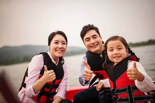 포토 JPG 주간 여자 남자 딸 어린이 여행 가족 엄마 미소 앉기 손짓 소녀 상반신 성인 야외 앞모습 세명 30대 강 화목 한국인 가족라이프 최고 체험 보트 아빠 즐거움 구명조끼 춘천 보트타기 국내포토 자연요소 라이프스타일 감정 뷰포인트 컨셉 배_교통 관계 모션 표정 사람 동양인 장년 승차 강원도 구조용품 파일형식