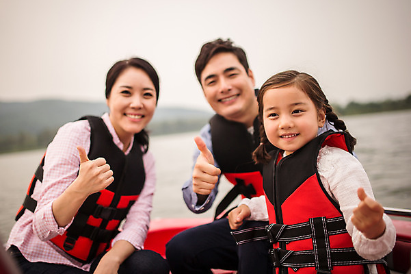 포토 JPG 주간 여자 남자 딸 어린이 여행 가족 엄마 미소 앉기 손짓 소녀 상반신 성인 야외 앞모습 세명 30대 강 화목 한국인 가족라이프 최고 체험 보트 아빠 즐거움 구명조끼 춘천 보트타기 국내포토 자연요소 라이프스타일 감정 뷰포인트 컨셉 배_교통 관계 모션 표정 사람 동양인 장년 승차 강원도 구조용품 파일형식