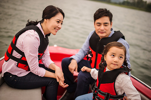 포토 JPG 주간 여자 남자 딸 어린이 여행 가족 엄마 미소 앉기 소녀 상반신 성인 야외 앞모습 세명 30대 강 화목 한국인 가족라이프 체험 보트 아빠 즐거움 구명조끼 춘천 보트타기 국내포토 자연요소 라이프스타일 감정 뷰포인트 컨셉 배_교통 관계 모션 표정 사람 동양인 장년 승차 강원도 구조용품 파일형식