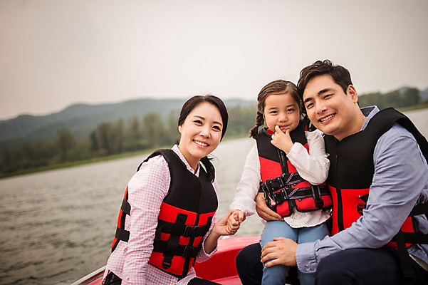 포토 JPG 주간 여자 남자 딸 어린이 여행 가족 엄마 미소 앉기 소녀 상반신 성인 야외 앞모습 세명 30대 강 화목 한국인 가족라이프 체험 보트 아빠 즐거움 구명조끼 춘천 보트타기 국내포토 자연요소 라이프스타일 감정 뷰포인트 컨셉 배_교통 관계 모션 표정 사람 동양인 장년 승차 강원도 구조용품 파일형식