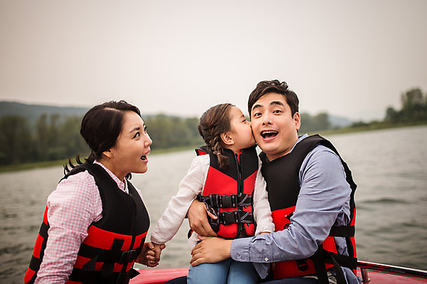 포토 JPG 주간 여자 남자 딸 어린이 여행 가족 엄마 키스 미소 앉기 소녀 상반신 성인 야외 앞모습 세명 30대 강 화목 한국인 가족라이프 체험 보트 아빠 즐거움 구명조끼 춘천 보트타기 국내포토 자연요소 라이프스타일 감정 뷰포인트 컨셉 배_교통 관계 모션 표정 사람 동양인 장년 승차 애정표현 강원도 구조용품 파일형식