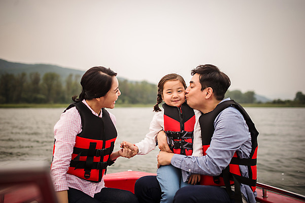 포토 JPG 주간 여자 남자 딸 어린이 여행 가족 엄마 키스 미소 앉기 소녀 상반신 성인 야외 앞모습 세명 30대 강 화목 한국인 가족라이프 체험 보트 아빠 즐거움 구명조끼 춘천 보트타기 국내포토 자연요소 라이프스타일 감정 뷰포인트 컨셉 배_교통 관계 모션 표정 사람 동양인 장년 승차 애정표현 강원도 구조용품 파일형식