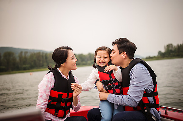 포토 JPG 주간 여자 남자 딸 어린이 여행 가족 엄마 키스 미소 앉기 소녀 상반신 성인 야외 앞모습 세명 30대 강 화목 한국인 가족라이프 체험 보트 아빠 즐거움 구명조끼 춘천 보트타기 국내포토 자연요소 라이프스타일 감정 뷰포인트 컨셉 배_교통 관계 모션 표정 사람 동양인 장년 승차 애정표현 강원도 구조용품 파일형식