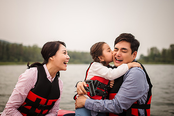 포토 JPG 주간 여자 남자 딸 어린이 여행 가족 엄마 키스 미소 앉기 소녀 상반신 성인 야외 앞모습 세명 30대 강 화목 한국인 가족라이프 체험 보트 아빠 즐거움 구명조끼 춘천 보트타기 국내포토 자연요소 라이프스타일 감정 뷰포인트 컨셉 배_교통 관계 모션 표정 사람 동양인 장년 승차 애정표현 강원도 구조용품 파일형식
