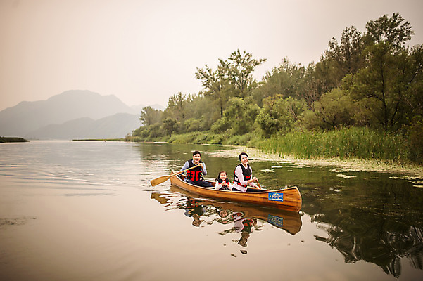 포토 JPG 주간 여자 남자 딸 어린이 여행 가족 엄마 앉기 풍경 소녀 상반신 성인 야외 앞모습 세명 30대 강 한국인 가족라이프 체험 아빠 승차 즐거움 카누 노젓기 구명조끼 춘천 국내포토 자연요소 라이프스타일 감정 뷰포인트 컨셉 관계 모션 사람 동양인 장년 수상스포츠 강원도 구조용품 파일형식