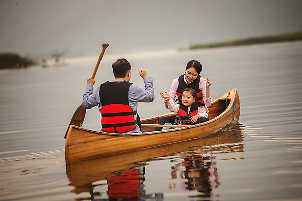 포토 JPG 주간 여자 남자 딸 어린이 여행 가족 엄마 미소 앉기 풍경 소녀 상반신 성인 야외 앞모습 뒷모습 세명 30대 강 파이팅 한국인 가족라이프 체험 아빠 승차 즐거움 카누 노젓기 구명조끼 춘천 국내포토 자연요소 라이프스타일 감정 뷰포인트 컨셉 관계 모션 표정 사람 동양인 장년 수상스포츠 강원도 구조용품 파일형식