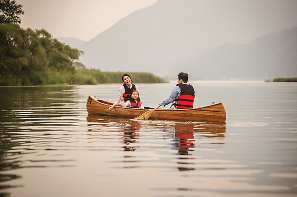 포토 JPG 주간 여자 남자 딸 어린이 여행 가족 엄마 미소 앉기 풍경 소녀 상반신 성인 야외 앞모습 옆모습 뒷모습 세명 30대 강 한국인 가족라이프 체험 아빠 승차 즐거움 카누 노젓기 구명조끼 춘천 국내포토 자연요소 라이프스타일 감정 뷰포인트 컨셉 관계 모션 표정 사람 동양인 장년 수상스포츠 강원도 구조용품 파일형식