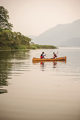 포토 JPG 주간 여자 남자 딸 어린이 여행 가족 엄마 앉기 풍경 소녀 상반신 성인 야외 옆모습 세명 30대 강 한국인 가족라이프 체험 아빠 승차 즐거움 카누 손인사 노젓기 구명조끼 춘천 국내포토 자연요소 라이프스타일 감정 뷰포인트 컨셉 관계 모션 사람 동양인 장년 수상스포츠 인사 강원도 구조용품 파일형식