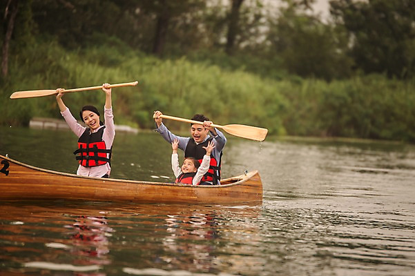 포토 JPG 주간 여자 남자 딸 어린이 여행 가족 엄마 미소 들기 앉기 소녀 상반신 성인 야외 앞모습 세명 30대 강 만세 한국인 가족라이프 체험 아빠 승차 즐거움 노 카누 구명조끼 춘천 국내포토 자연요소 라이프스타일 감정 뷰포인트 컨셉 관계 모션 표정 사람 동양인 장년 수상스포츠 강원도 구조용품 선박 파일형식