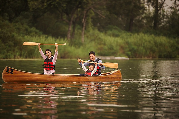 포토 JPG 주간 여자 남자 딸 어린이 여행 가족 엄마 미소 들기 앉기 소녀 상반신 성인 야외 앞모습 세명 30대 강 만세 한국인 가족라이프 체험 아빠 승차 즐거움 노 카누 구명조끼 춘천 국내포토 자연요소 라이프스타일 감정 뷰포인트 컨셉 관계 모션 표정 사람 동양인 장년 수상스포츠 강원도 구조용품 선박 파일형식