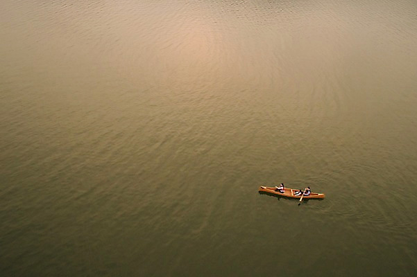 포토 JPG 주간 여자 남자 딸 어린이 여행 가족 엄마 앉기 소녀 성인 야외 세명 30대 강 한국인 가족라이프 체험 아빠 승차 즐거움 카누 노젓기 항공촬영 춘천 국내포토 자연요소 라이프스타일 감정 뷰포인트 컨셉 관계 모션 사람 동양인 장년 수상스포츠 강원도 파일형식