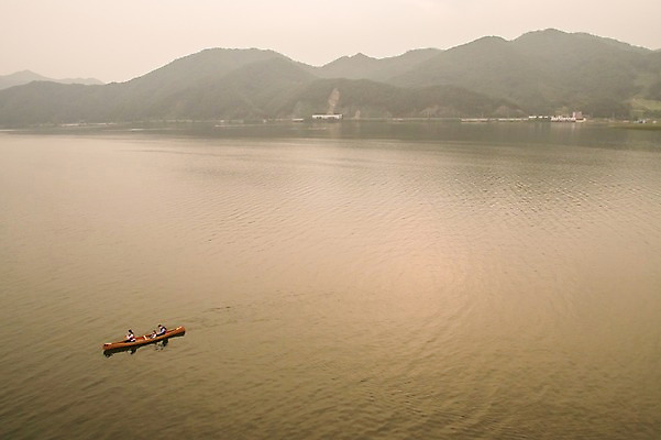 포토 JPG 주간 여자 남자 딸 어린이 여행 가족 엄마 산 앉기 풍경 소녀 성인 야외 세명 30대 강 한국인 가족라이프 체험 아빠 승차 즐거움 카누 노젓기 항공촬영 춘천 국내포토 자연요소 라이프스타일 감정 뷰포인트 컨셉 관계 모션 사람 동양인 장년 수상스포츠 강원도 파일형식