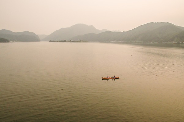 포토 JPG 주간 여자 남자 딸 어린이 여행 가족 엄마 산 앉기 풍경 소녀 성인 야외 세명 30대 강 한국인 가족라이프 체험 아빠 승차 즐거움 카누 노젓기 항공촬영 춘천 국내포토 자연요소 라이프스타일 감정 뷰포인트 컨셉 관계 모션 사람 동양인 장년 수상스포츠 강원도 파일형식