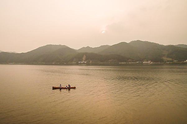 포토 JPG 주간 여자 남자 딸 어린이 여행 가족 엄마 산 앉기 풍경 소녀 성인 야외 세명 30대 강 한국인 가족라이프 체험 아빠 승차 즐거움 카누 노젓기 항공촬영 춘천 국내포토 자연요소 라이프스타일 감정 뷰포인트 컨셉 관계 모션 사람 동양인 장년 수상스포츠 강원도 파일형식
