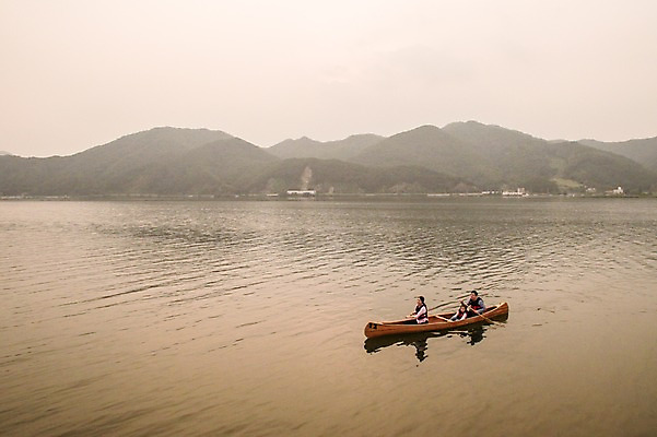 포토 JPG 주간 여자 남자 딸 어린이 여행 가족 엄마 산 앉기 풍경 소녀 상반신 성인 야외 옆모습 세명 30대 강 한국인 가족라이프 체험 아빠 승차 즐거움 카누 노젓기 항공촬영 춘천 국내포토 자연요소 라이프스타일 감정 뷰포인트 컨셉 관계 모션 사람 동양인 장년 수상스포츠 강원도 파일형식