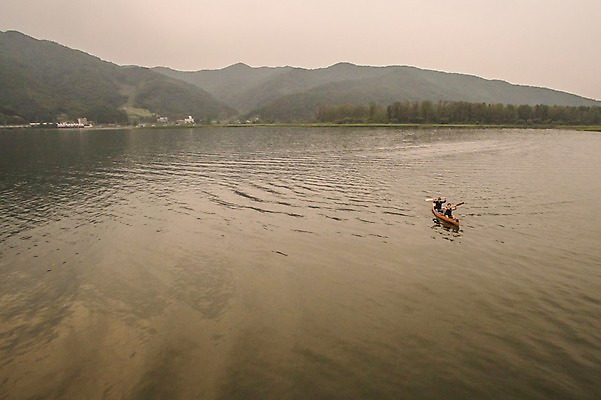 포토 JPG 주간 서양인 남자 여행 산 들기 상반신 20대 성인 야외 두명 앞모습 친구 강 우정 한국인 체험 승차 즐거움 카누 노젓기 항공촬영 춘천 성인남자만 브로맨스 국내포토 자연요소 외국인 감정 뷰포인트 컨셉 관계 모션 사람 동양인 청년 수상스포츠 강원도 남자만 성인만 파일형식